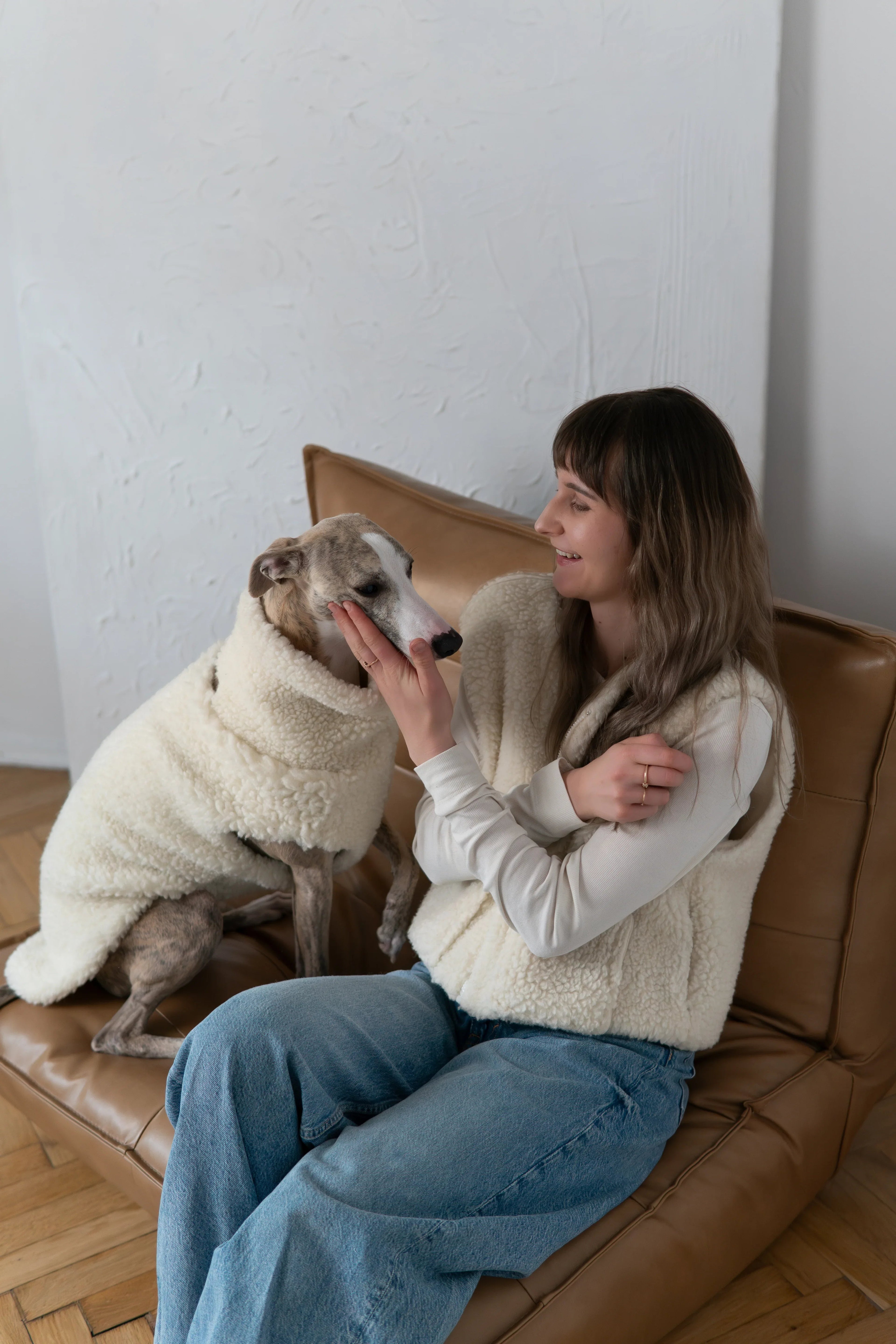 Gilet pour chien en laine – Rose | Fait sur mesure | Fait main en Pologne