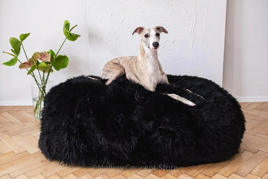 Lit ovale en peau de mouton naturelle pour animaux de compagnie – Noir | Fait main en Pologne