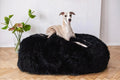 Lit ovale en peau de mouton naturelle pour animaux de compagnie – Noir | Fait main en Pologne