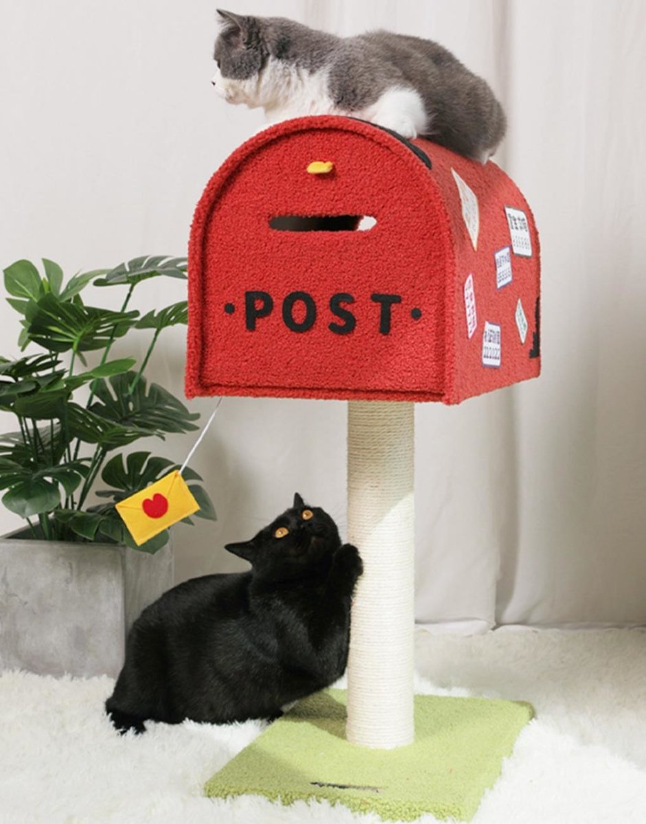 Arbre à chat avec poteau à grimper et boîte aux lettres rouge